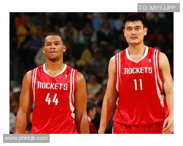 詹姆斯与姚明携手共度篮球时光展现友谊与合作的力量 詹姆斯与姚明携手共度篮球时光展现友谊与合作的力量