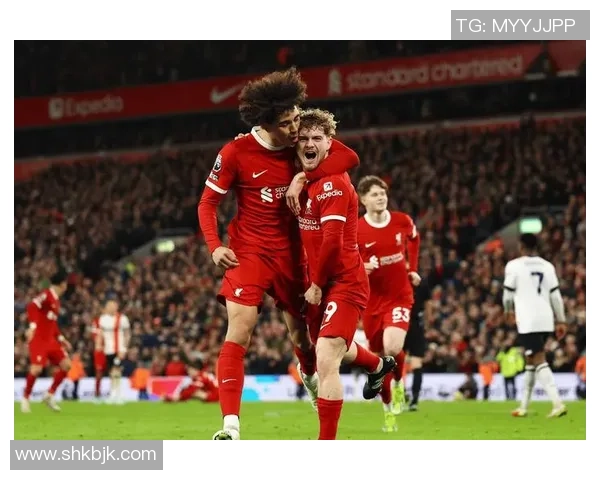 欧联杯精彩对决巴黎圣日耳曼小胜里昂引发全场热烈反响与欢呼