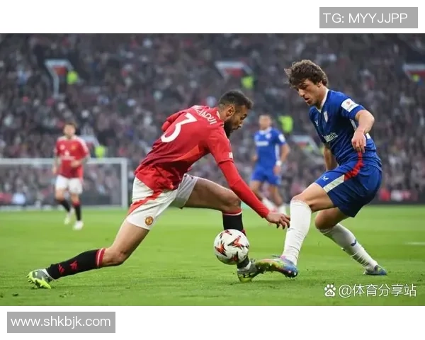 欧联杯曼联大胜本菲卡红牌事件引发全场热议与争议