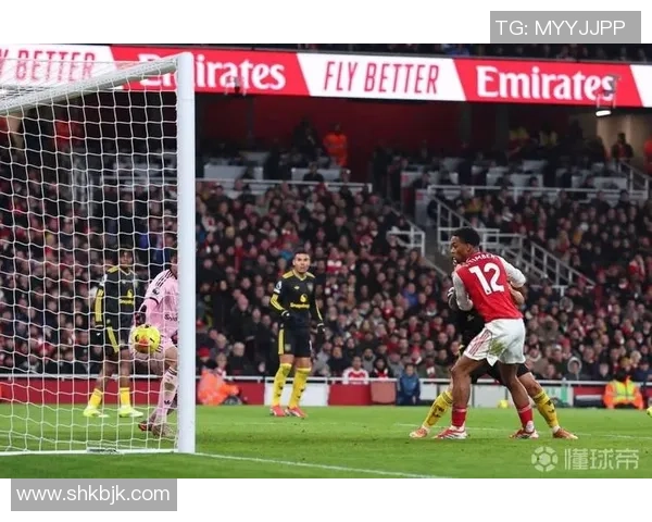 英超激战AC米兰险胜曼联乌龙球引发全场狂欢与转会传闻