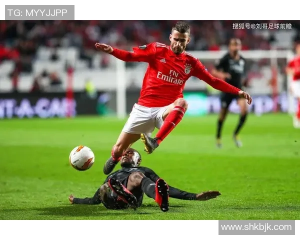 足总杯激战:莱比锡逆转本菲卡红牌事件引发全场热议与争议 足总杯激战:莱比锡逆转本菲卡红牌事件引发全场热议与争议